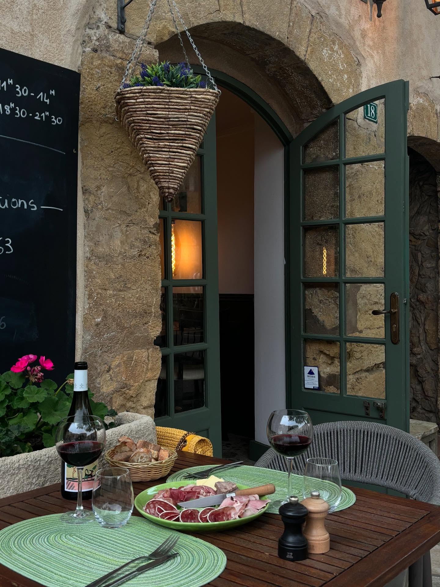 Entrée du Relais Saint Denis la nuit, Tourtour