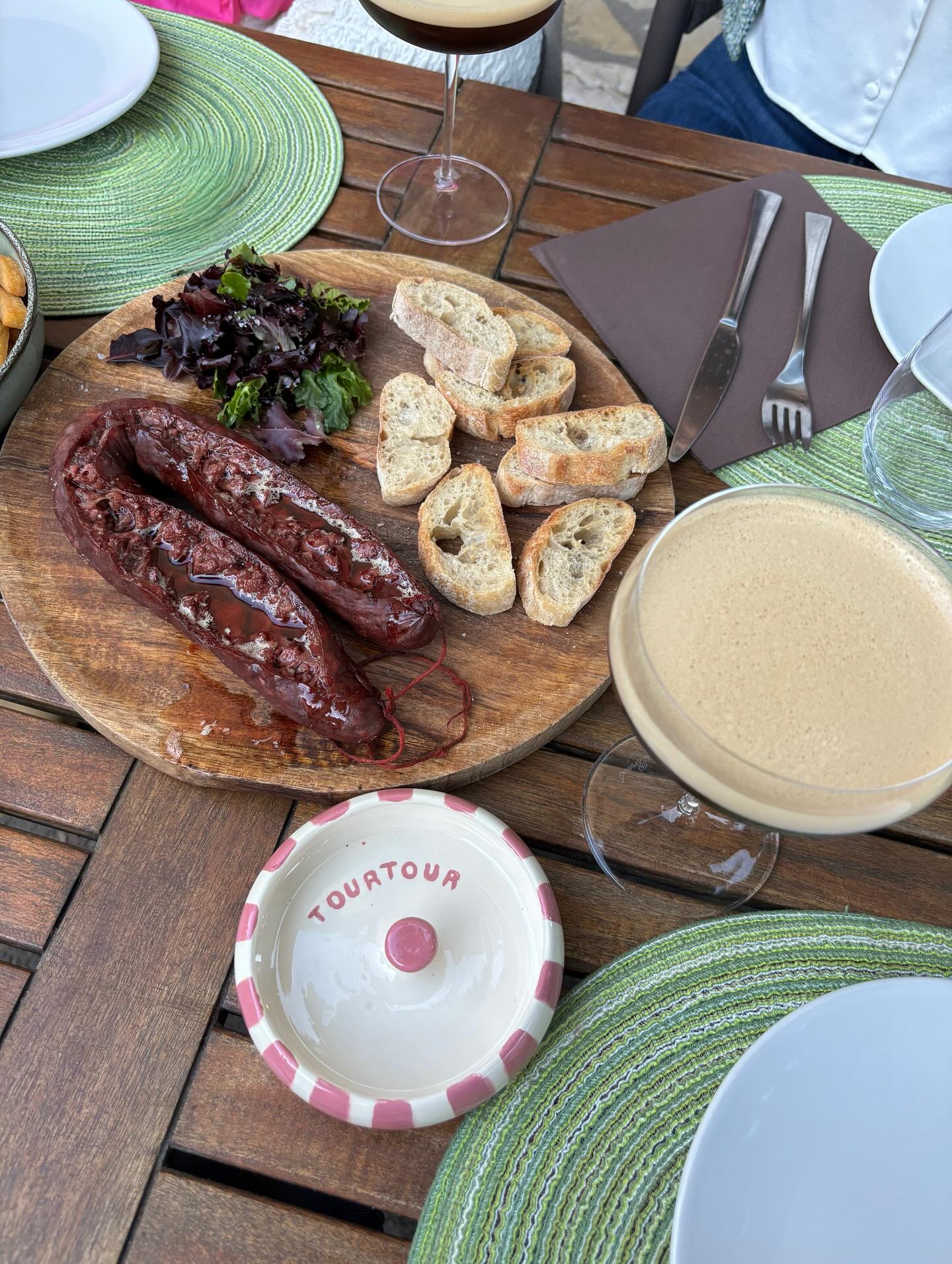 Figatellu grillé, intemporel de la maison au Relais Saint Denis