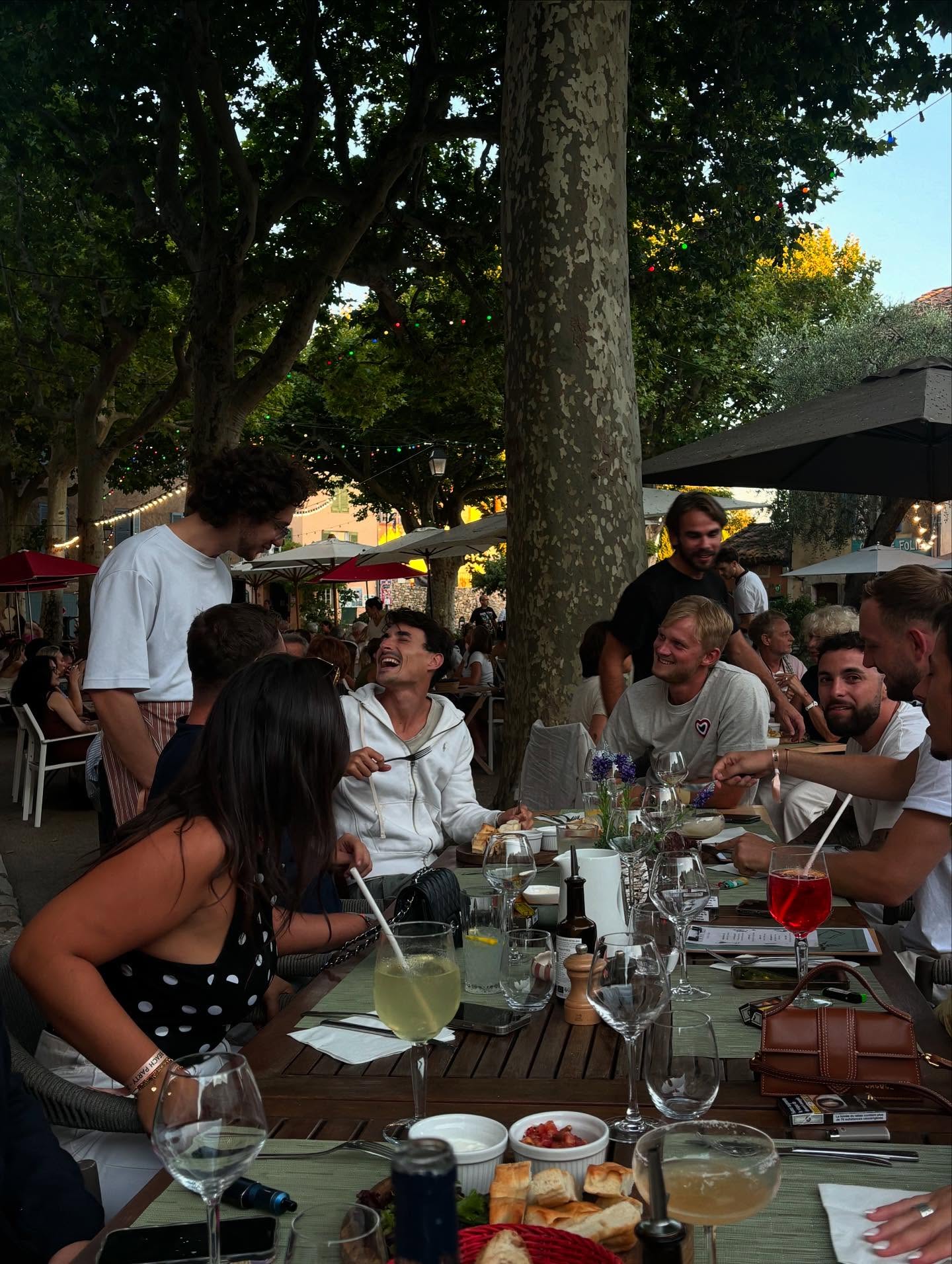 Soirée animée en terrasse au Relais Saint Denis, Tourtour