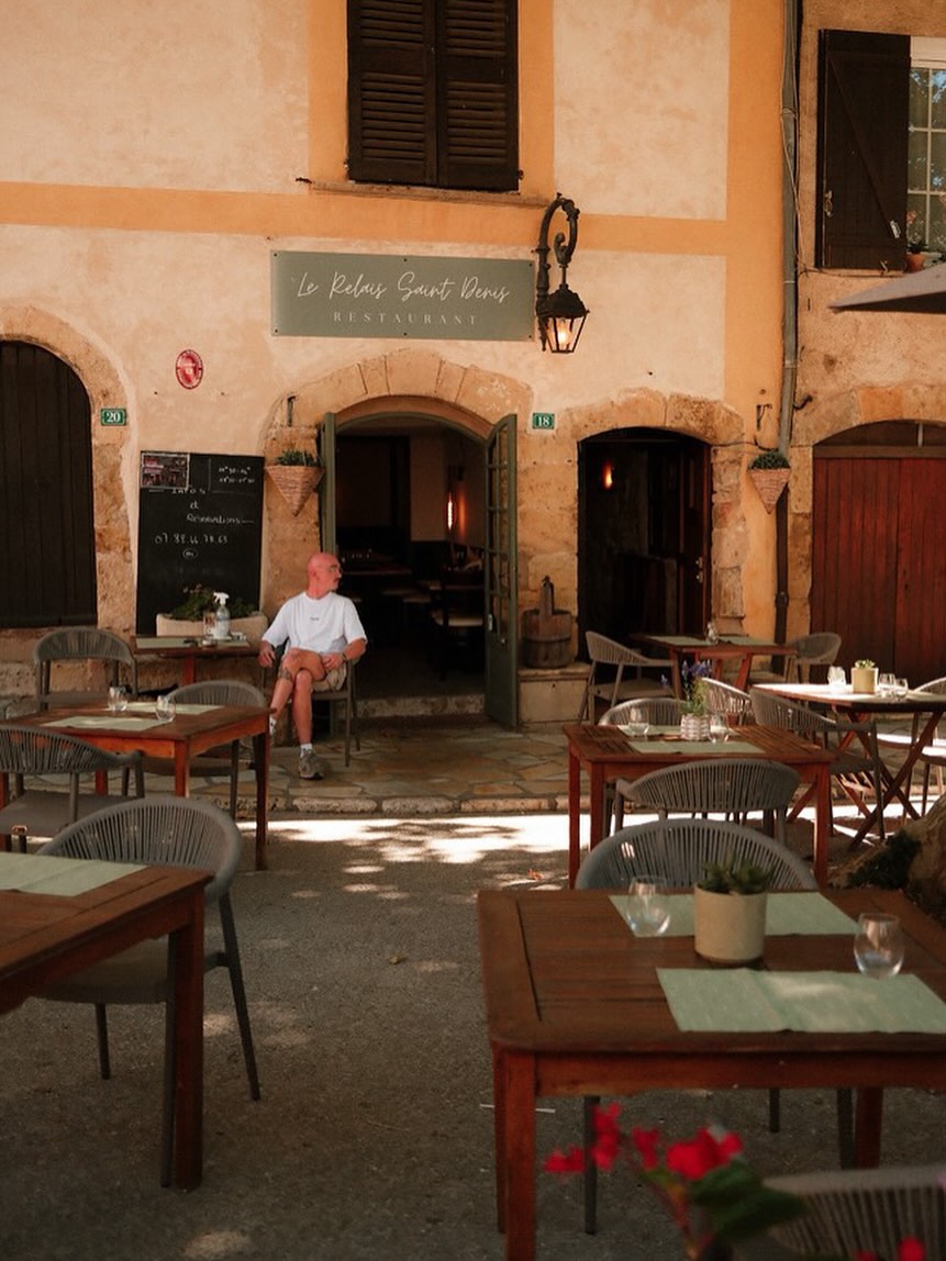 Vue extérieure du Relais Saint Denis, restaurant à Tourtour