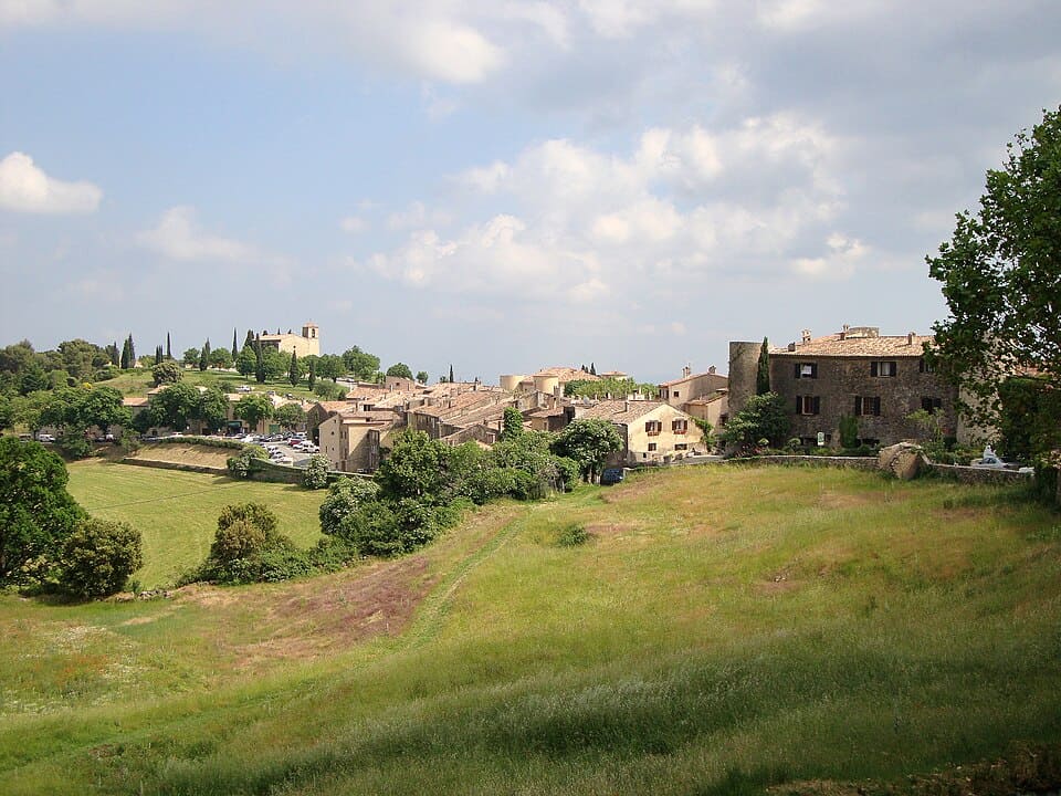 Vue panoramique du village de Tourtour dans le Haut-Var